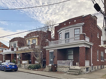 Willard Street, Vesnice Mainstrasse, covington, kentucky, umění a řemesla, Duplexy, červená cihla, přední verandy, dřevěné zábradlí, historické čtvrti, Okna šest over-one