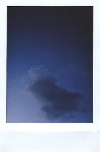 szare chmury, zmierzchowe niebo, głębokie błękitne niebo, zdjęcie polaroid, urzekające chmury, Wieczorne niebo, Zdjęcie atmosferyczne, fotografia nieba, fotografia w chmurze, nastrojowe niebo, chmury zmierzchu