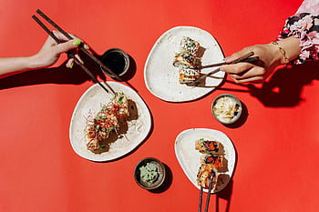 involtini di sushi, piatti, bastoncini, salsa di soia, wasabi, sfondo rosso, vista dall'alto, fotografia di cibo, cucina giapponese, installazione da pranzo, impostazione della tabella