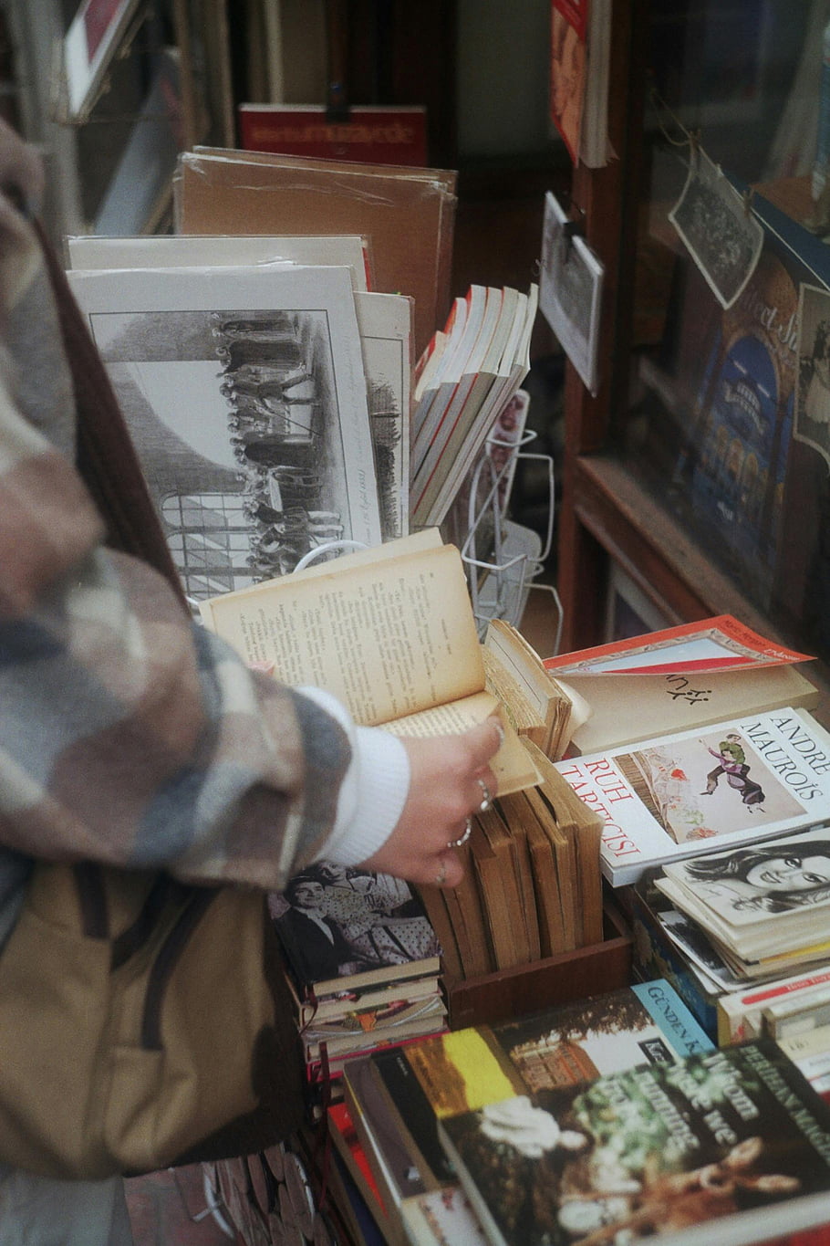 osoba hospodářství kniha, pouliční obchod, Istanbul, místní literární kultura, Procházení knih, Venkovní knihkupectví, vintage knihy, městská kultura, milovník knihy, pouliční prodejce, Turecká literatura