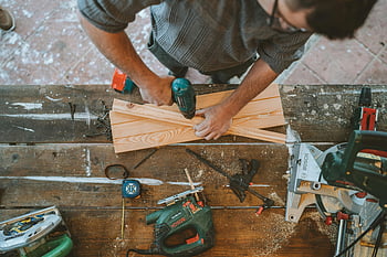 muž vrtání, dřevěná prkna, Workshop Carpentry, různé nástroje, Řemeslník pracuje, vrtání, zpracování dřeva, tesařské nářadí, dílenské nástroje, elektrická vrtačka