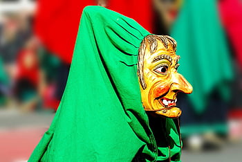 Žlutá a zelená maska ​​muž, Barevná dřevěná maska ​​čarodějnice, Karnevalová scéna, Green Cloak, detail, dřevěná maska, maska ​​čarodějnice, karneval, zelené pozadí, Barevná maska, Dřevěná čarodějnice