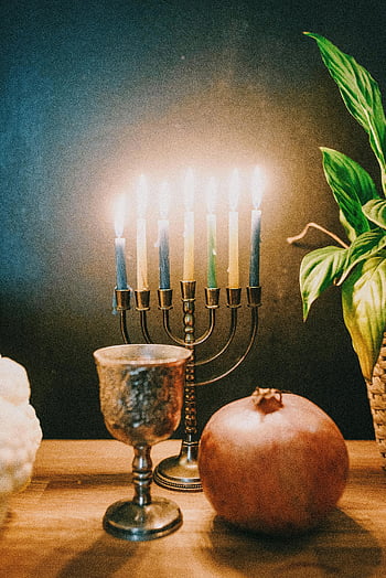 hořící svíčky, menorah, hanukkah, granátové jablko, stříbrný kalich, zapálil svíčky, Oslava svátků, židovský festival, tradiční symboly, Slavnostní osvětlení, Menorah svíčky