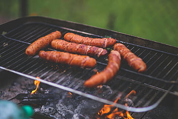 klobásy, gril, gril na dřevěné uhlí, Letní grilování, Pršející klobásy, lahodné klobásy, venkovní vaření, grilování, grilované klobásy, dvorka grilování