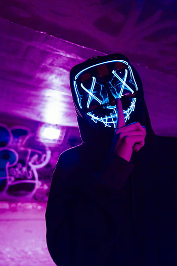 geführte Maske, Stille Geste, unheimliche Figur, Neonmaske, schwach beleuchtet, städtische Umgebung, geheimnisvolle Atmosphäre, Person mit Maske, Nachtszene, Glühende Maske, dunkle Einstellung