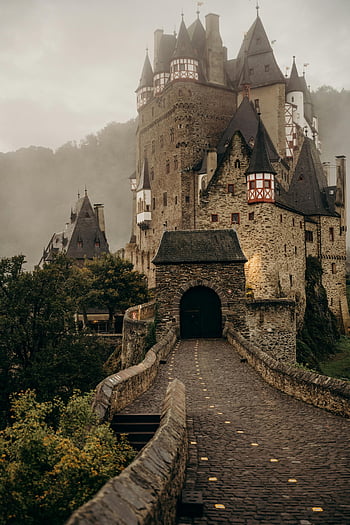 eltz schloss, wierschem, Deutschland, Nebelburg, Reiseabenteuer, bewölkter Himmel, mittelalterliche Architektur, Steinbrücke, Historische Seite, Europäisches Schloss, geheimnisvolle Atmosphäre
