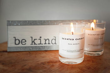 candele profumate, Sii un segno gentile, Atmosfera accogliente, impostazione calda, segno motivazionale, Paul Wence, Candele a mano, Los Angeles, candela profumata, candele accese, tavolo di legno