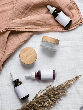 wadah kosmetik, tekstil putih, botol serum, guci, berbaring datar, Kain lembut, estetika alami, estetika bersahaja, Produk kecantikan, gaya minimalis, Kemasan ramah lingkungan