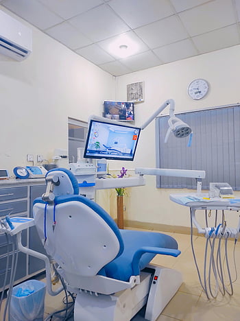 clinică dentară, Echipamente stomatologice moderne, Instrumente dentare avansate, Configurare stomatologică ordonată, scaun dentar, Monitor dentar, cabinet stomatologic, ingrijire dentara, Sala de tratament dentar, tehnologia dentară, igiena dentara
