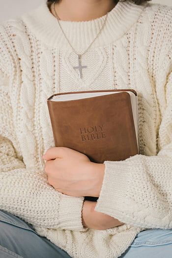 bílý svetr, Kniha hnědá kožená kniha, Svatá Bible, kříž náhrdelník, víra, pletený svetr, náboženský symbol, duchovní, čtení, oddanost, Svatý text