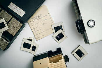 Vintage snímkový projektor, Filmové snímky, ploché ležel, Nostalgia Photography, bílý povrch, černé pouzdro, diapozitiv, pouzdro projektoru, vinobraní fotografie, diaprojektor, filmové fotografie