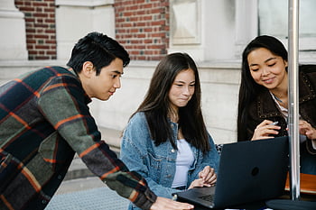 siswa belajar, laptop, di luar rumah, mahasiswa, kolaborasi, Grup Beragam, belajar bersama, Studi di luar ruangan, belajar kelompok, teknologi pendidikan, lingkungan belajar