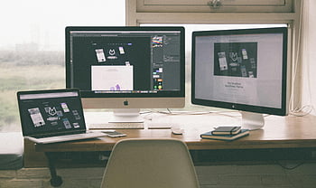 spazio di lavoro, più monitor, il computer portatile, smartphone, Progetto di web design, spazio di lavoro efficiente, Elegante spazio di lavoro, impostazione della scrivania, configurazione del computer, ufficio a casa, segno di informazione