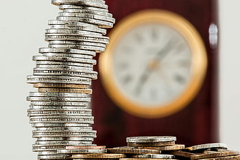 naskládané mince, selektivní zaměření, rozmazané hodiny, čas a peníze, detail, mince zásobníku, Finanční symbol, Money vztah, hodiny pozadí, mincovská věž, Fotografie selektivního zaměření