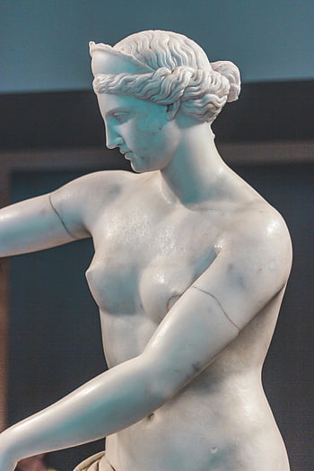 classical marble sculpture, art gallery, intricate details, artistry, white ceramic statue, woman, close-up, sculpture details, marble art, classical art, gallery exhibit