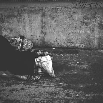 黒と白、 寝ている人、 歩道、 都市の困難、 ハイトップスニーカー、 白黒写真、 ストリート写真、 都会暮らし、 貧困、 ホームレス、 ザラザラした都会のシーン