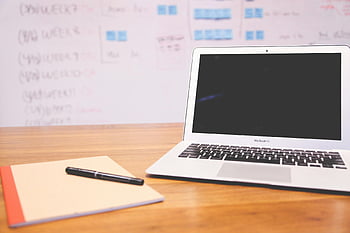 macbook air, schermo nero, tavolo, libro, penna nera, Apazio di lavoro organizzato, produttività, messa a fuoco, il computer portatile, bloc notes