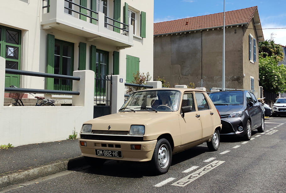 Renault 5, Historické auto, béžová barva, zaparkované auto, pouliční scény, obytné oblasti, zelené žaluzie, klasické auto, Evropská poznávací značka, městském prostředí, denní foto