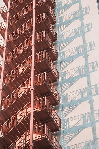 Escape antincendio rosso, facciata dell'edificio, architettura urbana, ombre, paesaggio urbano, scala esterna, scale di metallo, dettaglio architettonico, design urbano, esterno dell'edificio, ombre antincendio