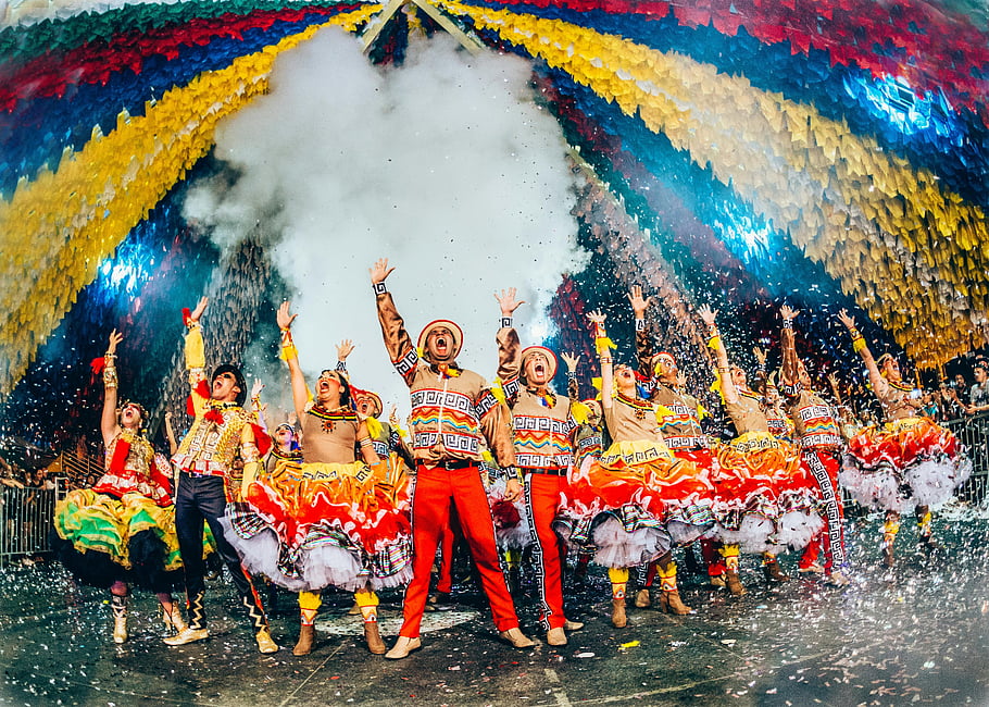festa junina, campina grande, Brazílie, Barevné tanečníci, představení, tradiční kostýmy, kulturní festival, živá oslava, Červnový festival, lidový tanec, Slavnostní atmosféra