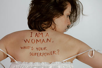Žena v bílých krajkových šatech, zpětný pohled, zmocnění zprávy, sebeláska, feminismus, Jsem žena, jaká je tvoje superschopnost, posílení postavení žen, Body Positive, zadní tetování, bílé šaty