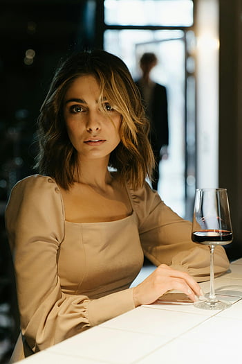 žena, Hnědá košile s dlouhým rukávem, sklenice na víno, elegantní šaty, Stylový vnitřní bar, Vnitřní nastavení, užívat si víno, nastavení lišty, stylová žena, ochutnávka vína, elegantní žena