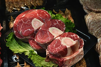rått kjøtt, osso buco, ferskt kjøtt, nærbilde foto, grønn salat, Raw Osso Buco, kjøttskjerm, fersk Osso Buco, Kjøttkutt, salatblader, Rå biff