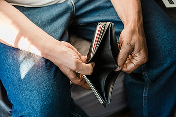 Mann, leere Brieftasche, Finanzkrise, Not, Nahansicht, Brieftasche halten, Symbol der Krise, finanzieller Kampf, wirtschaftliche Not, kein Geld, Pleite