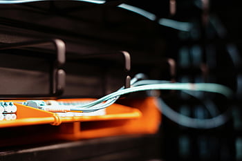 cables de red, centro de datos, moderno moderno, cables conectados, de cerca, imagen borrosa, Cuarto de servicio, mantenimiento de cable, Infraestructura, tecnología, rack para servidores