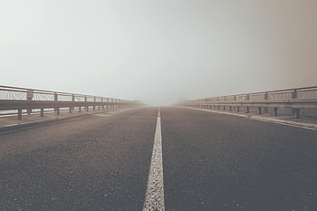 drumul din beton gri, gri cer, cea mai slabă cale, Perspectivă atmosferică, Ambianță Moody, ceață cețoasă, drum liber, cer înnorat, Perspectiva rutieră, pod rutier, Atmosfera de ceață