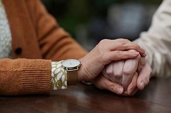 pár drží za ruce, starší pár, Láska a podpora, detail, postarší pár, ruka hospodářství, náklonnost, vztah, Senior Love, intimní okamžik, hodinky
