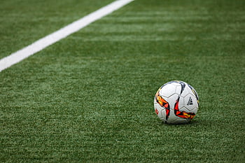 ホワイトアディダスサッカーボール、 草地、 白いサイドライン、 活気のあるサッカーボール、 手付かずの草、 草のサッカーボール、 アディダスボール、 スポーツ用品、 アウトドアスポーツ、 サッカー競技場、 スポーツ場
