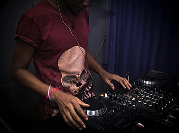 dj, giradischi, festa indoor, Atmosfera vibrante, miscelazione musicale, disc jockey, musica da festa, Attrezzatura DJ, Performance DJ, musica elettronica, Nightclub DJ