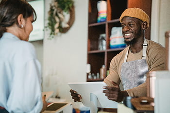 Barista zâmbitoare, luând comandă, Cafenea confortabilă, Interacțiunea cu clienții, şorţ, Beanie, Serviciu prietenos, Setarea cafenelei, tabletă digitală, cafenea, uniformă barista