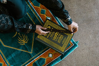 Fede islamica, rosari, Corano, tappeto colorato, vista dall'alto, mani che tengono, Adorazione islamica, simboli religiosi, Tempo di preghiera, Pratica della fede, devozione spirituale