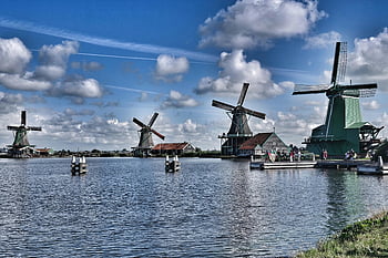Dřevěné větrné mlýny, jezero, zaanse schans, Nizozemí, holandské krajiny, malebné větrné mlýny, odrazy ve vodě, ikonický holandský, větrné mlýny poblíž jezera, Tradiční větrné mlýny, Holandské větrné mlýny