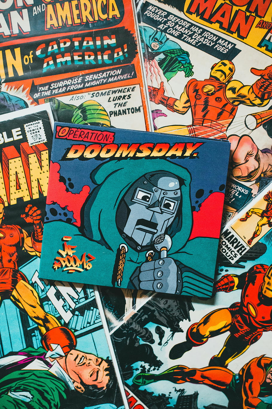komiksy, Vintage komiks, Barevné kryty, slavní hrdinové, darebáci, marvel comics, kapitán Amerika, Železný muž, Operace Doomsday, kolekce komiksů, Retro komiksy