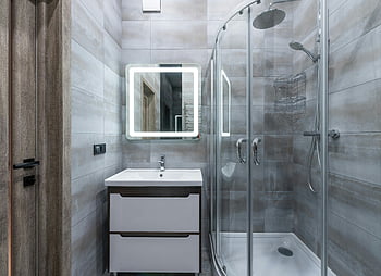 modernes Badezimmer, Duschkabine, Schlanke Glasdusche, Beleuchteter Spiegel, Badezimmer Interieur, Hausbad, Moderne Dusche, Badezimmerdesign, Glasdusche, Badezimmereitelkeit