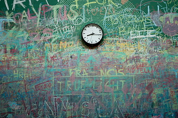 Musta pyöreä analoginen kello, seinäkello, analoginen seinäkello, musta kello, pyöreä kello, graffiti-seinä, analoginen kello, musta analoginen kello, pyöreä analoginen kello, seinälle asennettava kello