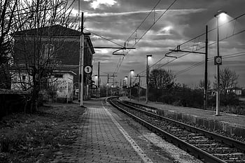 binari della ferrovia, alberi spogli, cielo, bianco e nero, stazione ferroviaria, crepuscolo, atmosferico, silenzioso, rotaie, piattaforma di stazione, luci stradali