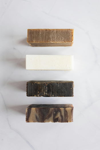 sabonetes em barra, superfície branca, superfície de mármore, colocação plana, fotografia de produto, fotografia de estilo de vida, sabonetes elegantes, variedade de sabonetes, barras de sabão, coleção de sabão, exibição de sabão