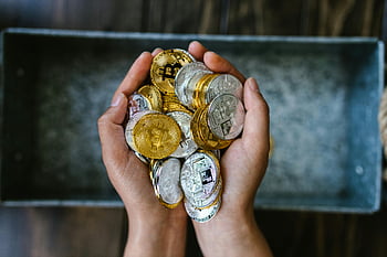 Arany érmék, ezüst érmék, cryptocurrency-érmék, digitális beruházás, közeli kezek, Arany és ezüst, kerek érmék, személyiség, befektetési szimbólum, digitális pénznem, rejtjelező eszközök