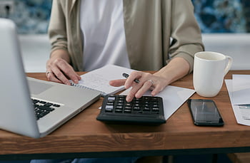persona, tavolo di legno, bloc notes, il computer portatile, calcolatrice, prendere appunti, scrivania, lavoro, ufficio, produttività, spazio di lavoro