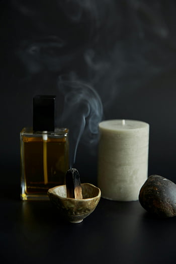 Tibetská zpívající mísa, palo santo, svíčka, aromaterapie, esenciální olej, kadidlo, tmavé pozadí, uklidňující, kouř, relaxace, wellness