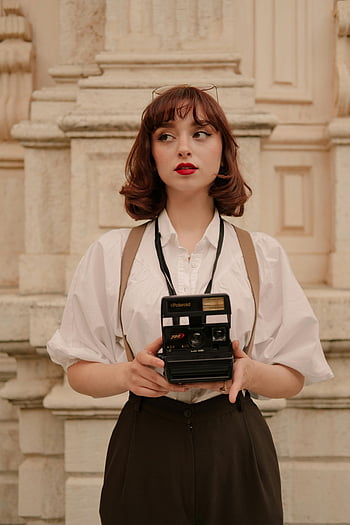 žena hospodářství fotoaparát, vinobraní fotoaparát, polaroid fotoaparát, Vintage oděv, klasické architektury, portrét ženy, retro styl, venkovní fotografie, Klasické pozadí, vinobraní fotografie, žena fotograf