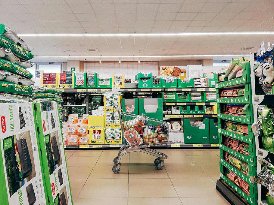 nákupní košík, obchod s potravinami, Ulička supermarketu, Padova Itálie, Vibrující supermarket, výrobky s potravinami, produkty supermarketu, nákupní vozík, interiér obchodu, maloobchodní prostředí, konzumní zboží