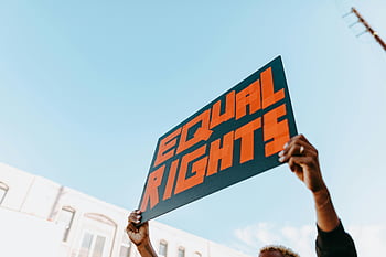 平等な権利、 抗議サイン、 屋外の抗議、 標識を持っている手、 大胆なテキスト、 社会正義、 行動主義、 公開デモンストレーション、 公民権、 抗議写真、 平等運動