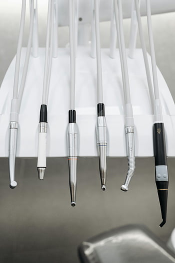 Outils dentaires modernes, outils dentaires rapprochés, environnement de clinique propre, équipement dentaire, instruments dentaires, cabinet dentaire, dentisterie moderne, hygiène dentaire, soins dentaires, technologie dentaire