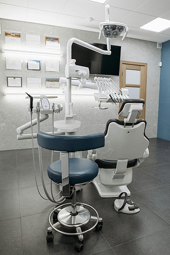 bureau de dentiste, chaise vide, équipement moderne, bureau propre, design contemporain, fauteuil dentaire, équipement dentaire, cabinet dentaire vide, cabinet dentaire moderne, cabinet dentaire propre, cabinet dentaire contemporain