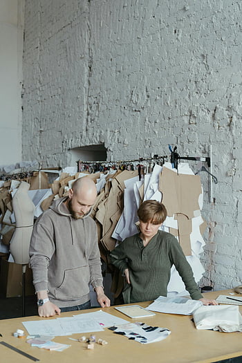 Modedesignere, moderne studie, Grå jakke, grøn jakke, Modekoncepter, mannequin, skitser, Stofprøver, kreativt arbejdsområde, samarbejde, Designproces